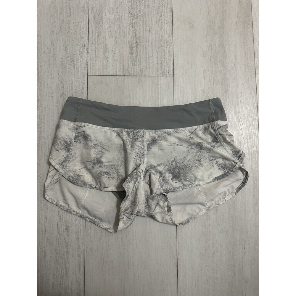 LULULEMON Women Speed Short 4-way Stretch 2.5" Breeze By White Light Cast Size 8